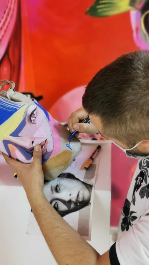 Bolso de artista: pintado a mano por el grafitero Mr. Trazo