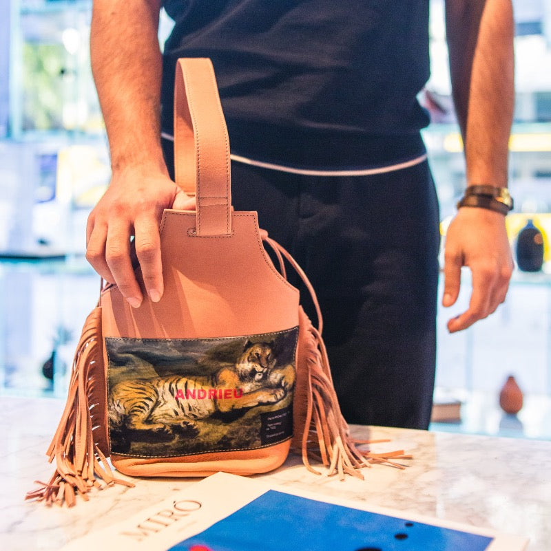 Bolso bombonera con flecos Catalina rosa