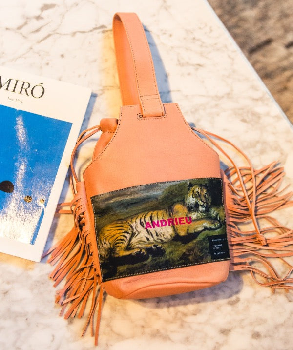 Bolso bombonera con flecos Catalina rosa